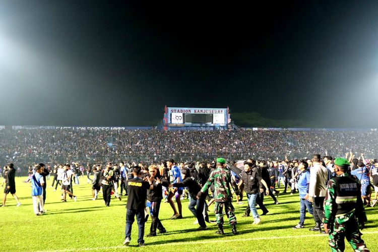 Kericuhan dan kerusuhan mewarnai pertandingan pekan ke-11 Liga 1 2022-2023 bertajuk derbi Jawa Timur, Arema FC dan Persebaya Surabaya, di Stadion Kanjuruhan, Kepanjen, Malang, Sabtu (1/10/2022).
