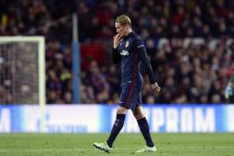 Striker Atletico Madrid, Fernando Torres, diganjar kartu merah saat melawan Barcelona pada pertandingan pertama perempat final Liga Champions di Stadion Camp Nou, Selasa (5/4/2016). 