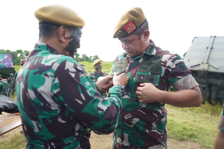 Panglima Komando Cadangan Strategis Angkatan Darat (Pangkostrad) Letjen Maruli Simanjuntak menerima brevet kehormatan Astros.