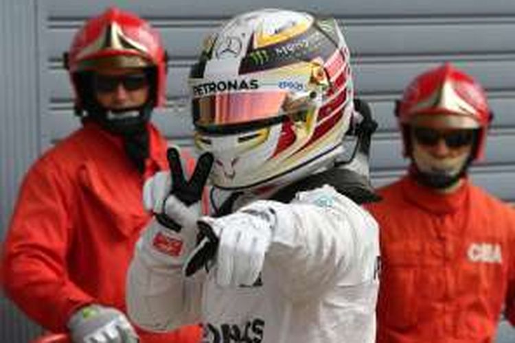 Pebalap Mercedes asal Inggris, Lewis Hamilton, bereaksi setelah mencatat putaran tercepat pada sesi kualifikasi GP Italia di Sirkuit Monza, Sabtu (3/9/20116).