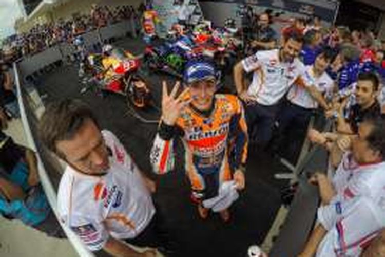 Pebalap Repsol Honda asal Spanyol, Marc Marquez, mengacungkan empat jarinya sebagai tanda raihan kemenangan keempat GP Americas di Circuit of The Americas (COTA), Austin, Minggu (10/4/2016).