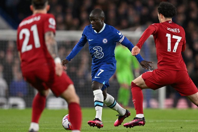 Aksi gelandang Chelsea, N'Golo Kante, pada laga Liga Inggris kontra Liverpool di Stadion Stamford Bridge, London, pada 4 April 2023. Terkini, Kante dikabarkan sudah sepakat gabung klub Liga Arab Saudi, Al Ittihad.