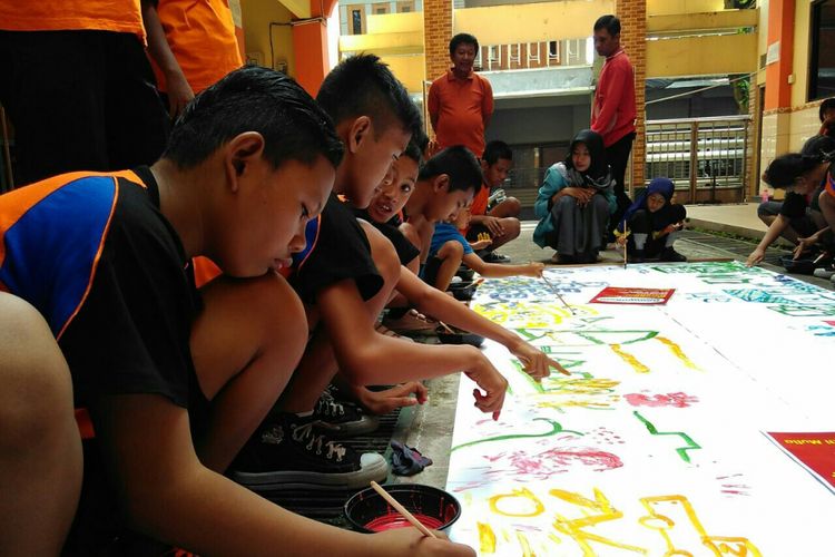 Siswa SLB Panca Bhakti Mulia menggambar bersama untuk memperingati Hari Desain Sedunia di halaman sekolah setempat di Solo, Jawa Tengah, Jumat (27/4/2018).
