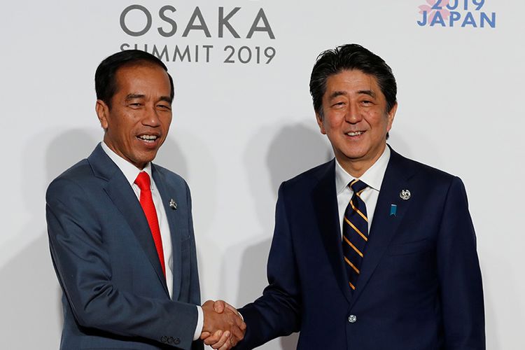 Presiden Joko Widodo (kiri)  disambut PM Jepang Shinzo Abe pada  KTT G20 di Osaka Jepang, Jumat (28/06/2019). Presiden Joko Widodo didampingi Ibu Negara Iriana mengikuti serangkaian acara KTT G20 dan pertemuan bilateral dengan sejumlah pemimpin negara sahabat pada 28-29 Juni di Osaka.
