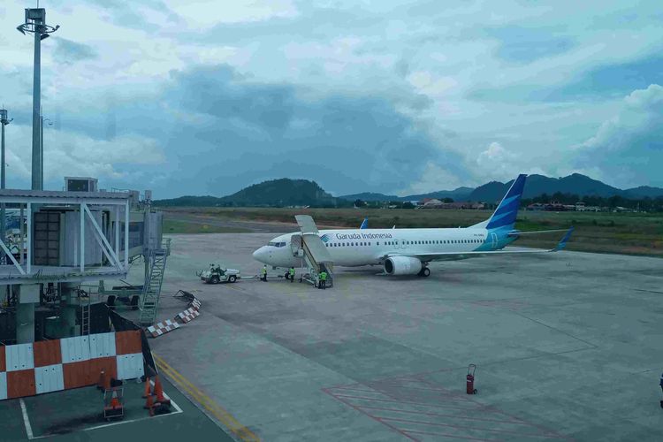 Pesawat Garuda Indonesia di Bandara Depati Amir, Pangkalpinang, Bangka Belitung, Desember 2020.