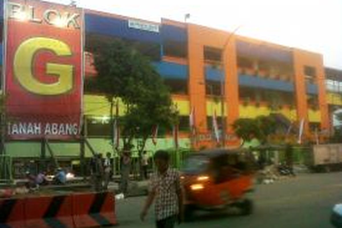 Pasar Blok G Tanah Abang, Jakarta Pusat, tampak dari luar, Selasa (20/80/2013).