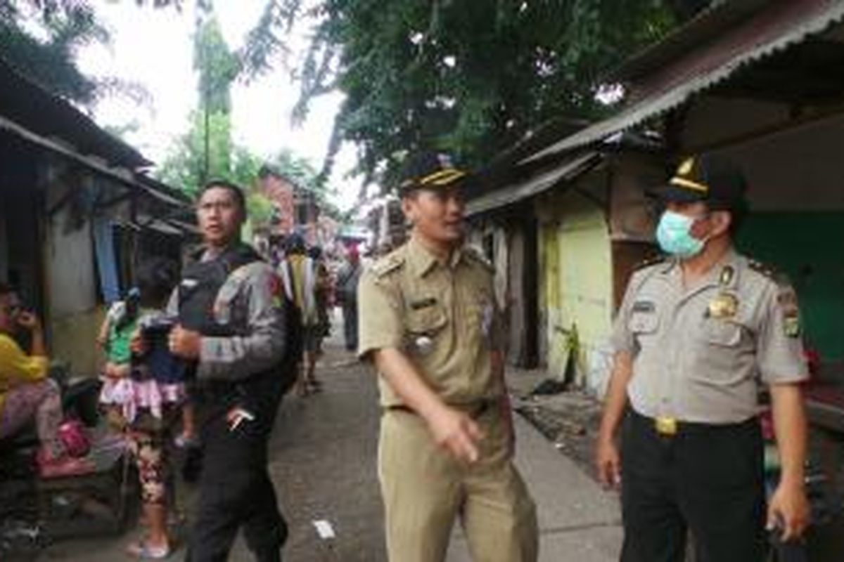 Camat Pulogadung A. Haryadi menyempatkan diri blusukan ke lokasi penertiban ratusan pemukiman liar di Kali Sunter, Kelurahan Jati, Kecamatan Pulogadung, Jakarta Timur, Rabu (18/2/2015).