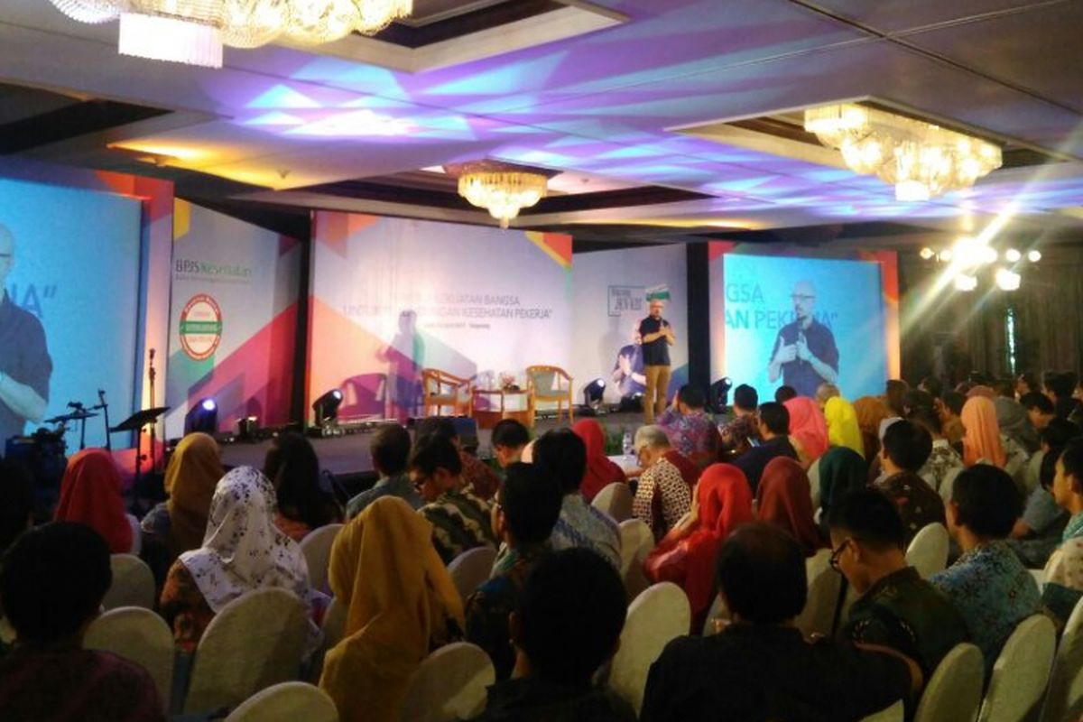 Andy F Noya tengah memandu acara Bincang-bincang BPJS Kesehatan di Tangerang, Banten, Senin (3/4/2017).