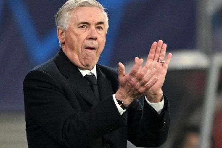 Ekspresi pelatih Real Madrid, Carlo Ancelotti, dalam pertandingan pertama babak 16 besar Liga Champions melawan RB Leipzig, Selasa (13/2/2024).  