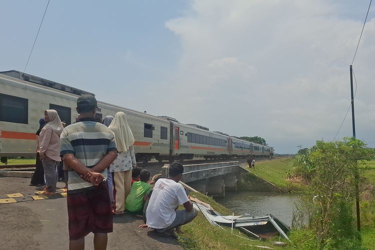 Kecelakaan tragis kembali terjadi di perlintasan tanpa palang pintu wilayah, Desa Dewi, Kecamatan Bayan, Kabupaten Purworejo, Sabtu (19/10/2025) pagi. 