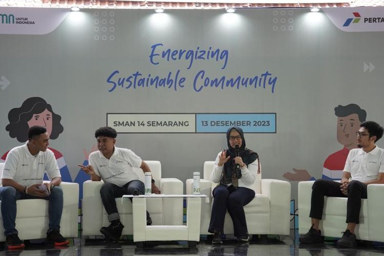 Pertamina melalui program Sekolah Energi Berdikari (SEB) mengajak anak muda lebih peduli pada lingkungan dengan edukasi dan penggunaan Energi Terbarukan di Sekolah Adiwiyata, SMA N 14 Semarang, Rabu (13/12/2023).
