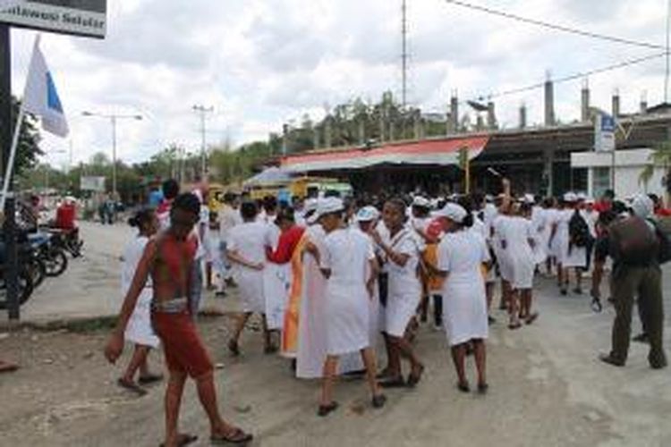 Aksi jalan mundur ratusan siswa SMK Santu Agustinus Kefamenanu dan pegiat LSM dalam rangka peringatan hari AIDS sedunia, Senin (1/12/2014)