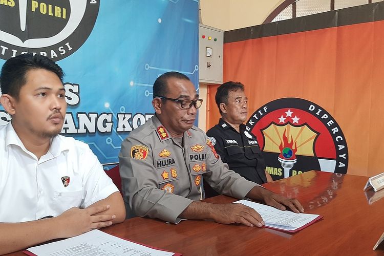 Wakapolresta Serang Kota AKBP Hujra Soumena (tengah) saat menyampaikan perkembangan kasus dugaan pembunuhan Kades Curuggoong Serang oleh Mantri RSUD Banten.