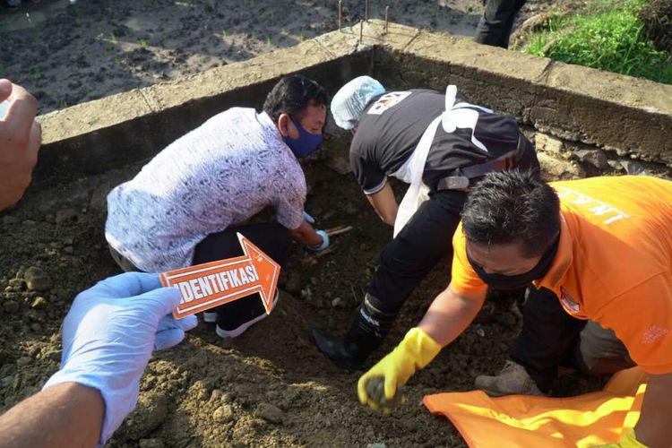 suasana identifikasi korban yang dibunuh selingkuhan di Desa Pengenbur, Lombok Tengah