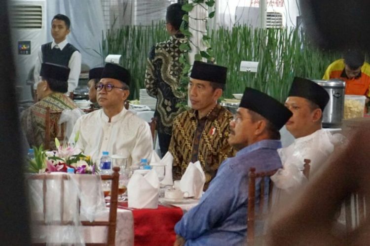 Presiden Joko Widodo menghadiri acara buka puasa bersama di rumah dinas Ketua MPR RI Zulkifli Hasan, Jumat (6/8/2018). 