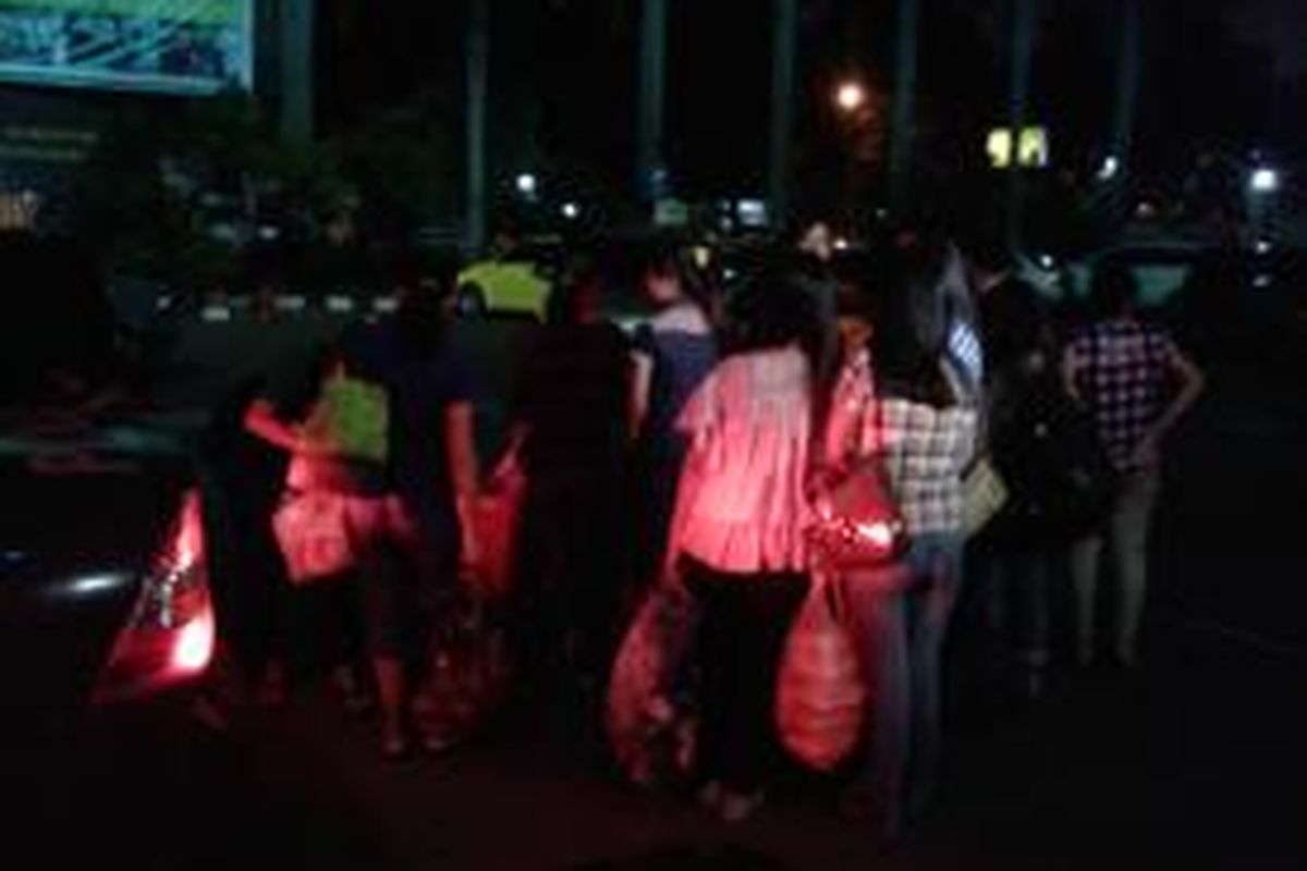 Puluhan gadis saat diamankan di Mapolres Metro Jakarta Selatan, Jumat (18/10/2013). Satuan Reskrim Polres Metro Jakarta Selatan menggerebek lokasi penyekapan gadis-gadis di sebuah ruko di Jalan Veteran No. 86, Pesanggrahan, Jakarta Selatan, Kamis (17/10/2013) malam.