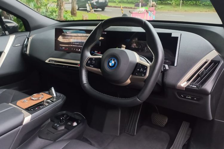 Interior SUV listrik BMW iX xDrive50 Sport
