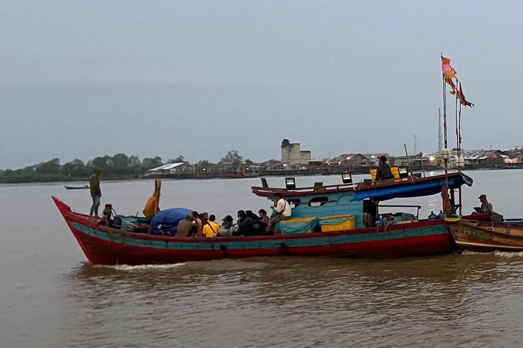 TNI AL mengamankan kapal motor (KM) tanpa nama yang diawaki 1 nahkoda dan 3 anak buah kapal (ABK) di perairan Silo Baru, Kabupaten Asahan (15/3/2022) dinihari yang membawa 23 calon pekerja migran Indonesia ke Malaysia secara ilegal.