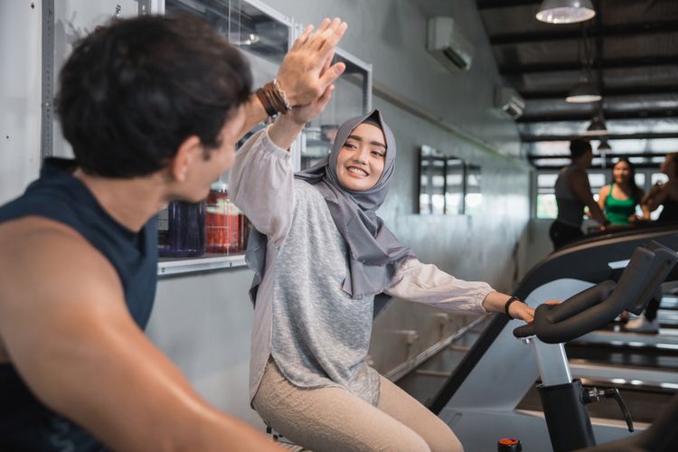 Jika ingin naik sepeda namun mempertimbangkan keamanan, sepeda statis bisa menjadi pilihan olahraga yang baik untuk ibu hamil muda.