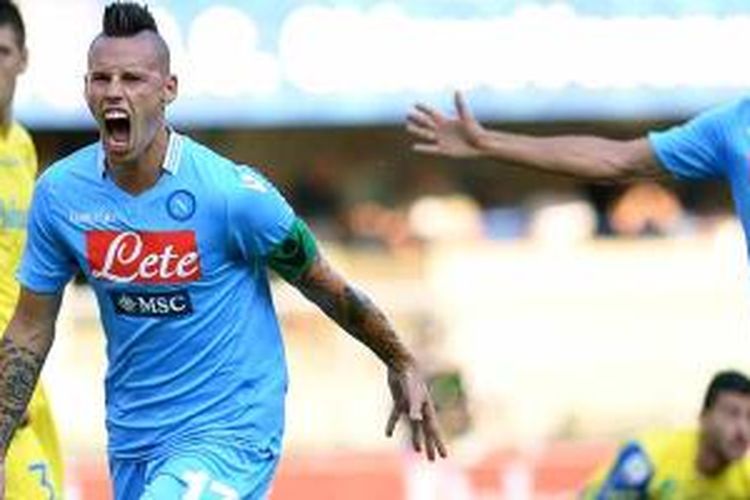 Gelandang Napoli asal Slowakia, Marek Hamsik (kiri), mengekspresikan kegembiraannya usai mencetak gol ke gawang Chievo, Sabtu (31/8/2013), di pentas Serie-A. Hamsik cetak dua gol yang membawa Napoli menang 4-2.