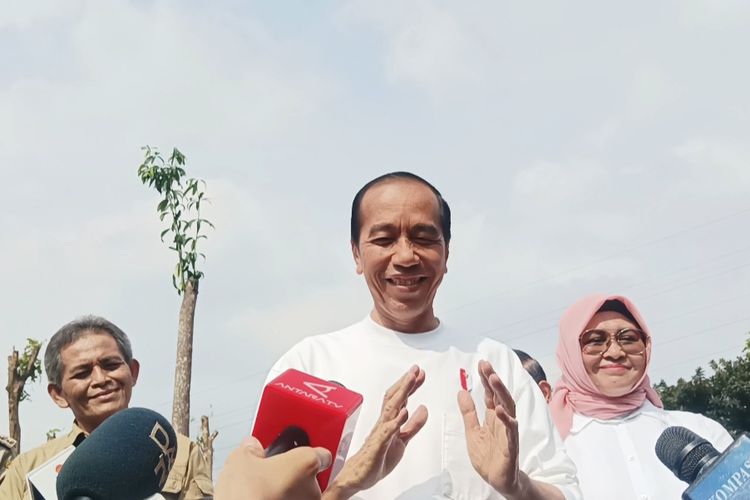 Presiden Joko Widodo saat merespons pertanyaan wartawan soal sikap penguasa seperti Orde Baru yang disampaikan Ketua Umum PDI-P Megawati Soekarnoputri. Tanggapan Presiden disampaikan saat sesi tanya jawab dengan wartawan di kawasan Industri Pulogadung, Jakarta Timur, Rabu (29/11/2023).