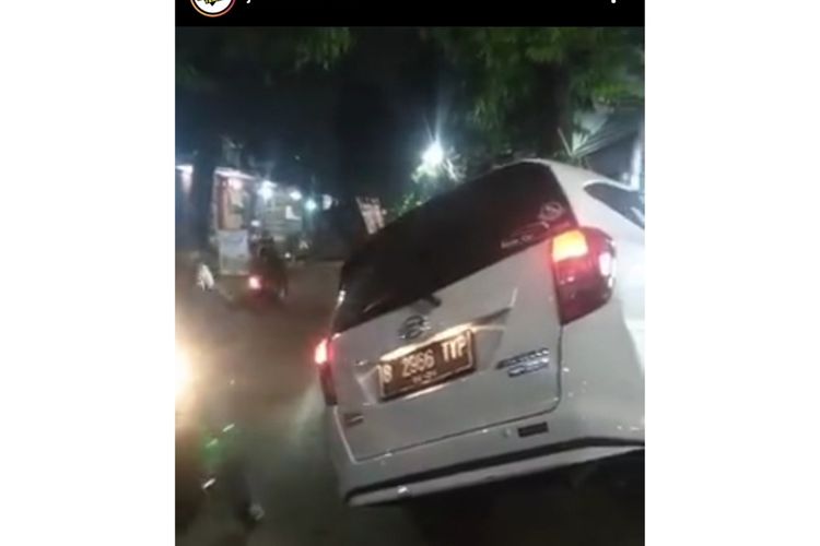 Tampak dua mobil yakni, truk dan mobil Daihatsu Sigra terperosok ke dalam lubang galian proyek di Jalan Raya Centex, Ciracas, Jakarta Timur, Kamis (21/11/2019).