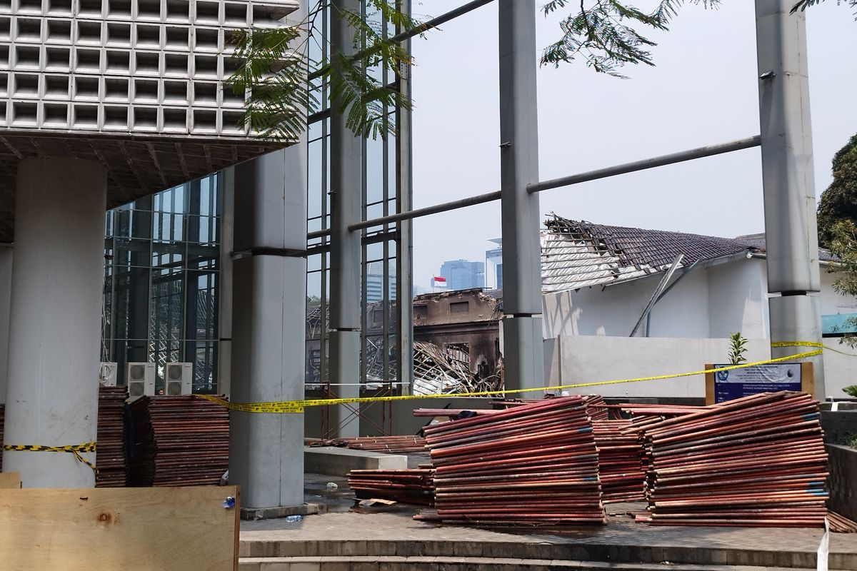 Kondisi terkini bagian belakang Gedung A Museum Nasional Indonesia yang terbakar, Minggu (17/9/2023). (KOMPAS.com/XENA OLIVIA)