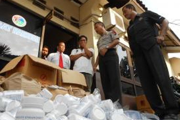 Kapolres Demak AKBP Setijo Nugroho meminta keterangan tersangka pembuat obat kuat ilegal saat gelar perkara di mapolres Demak, Minggu (22/6/2014)