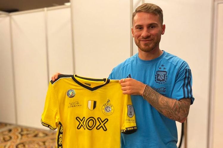Gelandang Timnas Argentina Alexis Mac Allister berfoto dengan jersey Perak FC pemberian dari Luciano Guaycochea?merupakan gelandang baru milik Persib Bandung di Liga 1 2025-2026. 