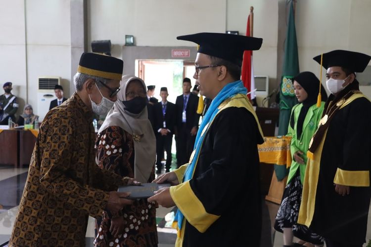 Air mata Budiyono pecah saat mewakili anaknya wisuda di UIN Walisongo Semarang