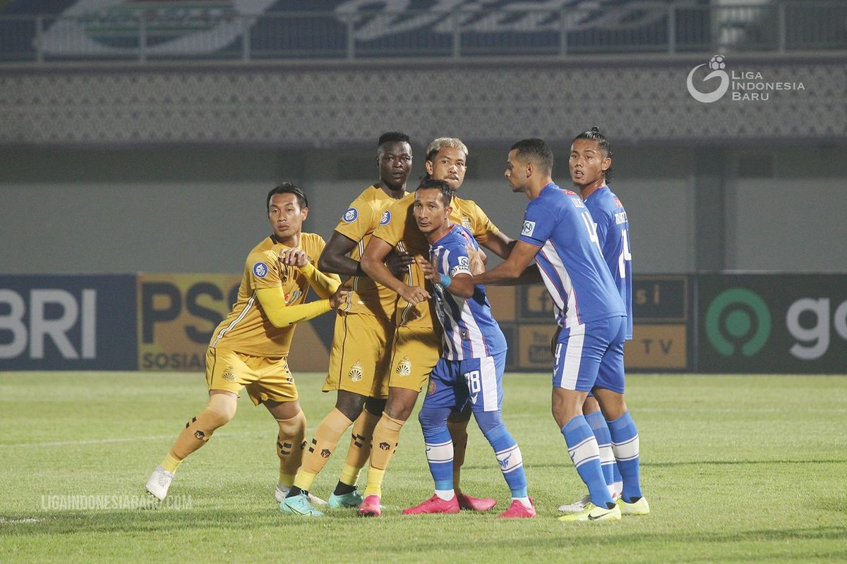 Pemain Bhayangkara FC Hansamu Yama, Ezechiel Ndouassel dan Jajang Mulyana (ki-ka) dijaga ketat pemain Persiraja Banda Aceh pada laga ketiga Liga 1 2021-2022 yang berakhir dengan skor 2-1 di Stadion Indomilk Arena Kelapa Dua Tangerang, Minggu (29/8/2021) malam.