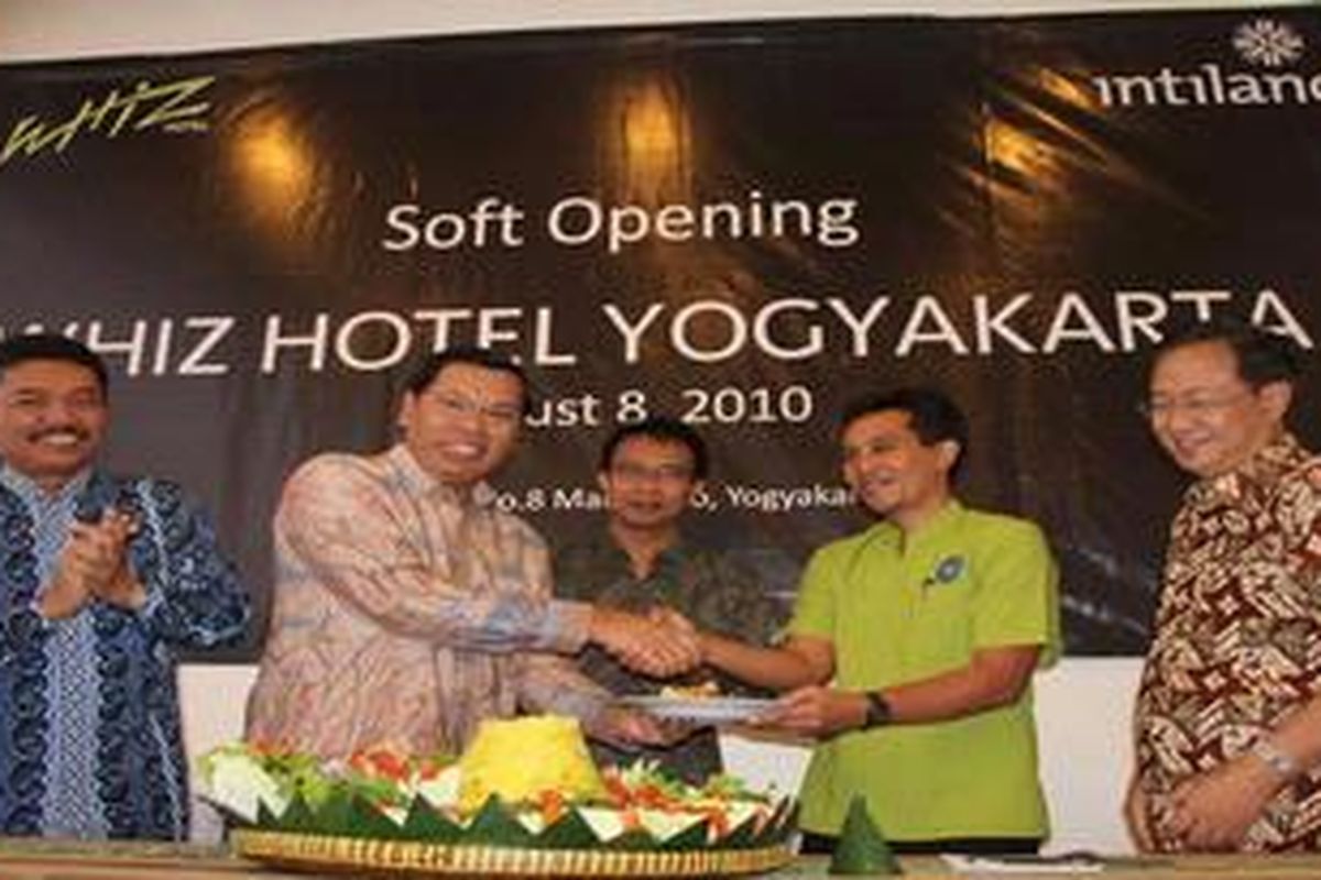 Hotel Whiz di kawasan Malioboro, Yogyakarta hari Minggu (8/8/10) pagi resmi dibuka. Dari kiri ke kanan Direktur Eksekutif Intiwhiz Anies Heriyanto, Presdir dan CEO Intiwhiz International Moedjianto Soesilo Tjahjono, Direktur Operasional Intiwhiz Ndang Mulyadi, Manajer Hotel Whiz Jogja Daniel Sunu, dan Komisaris Intiwhiz dan COO Intiland Sinarto Dharmawan