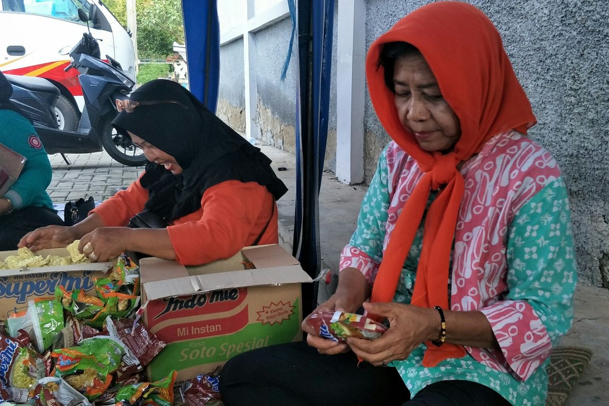 Bu Yuli, relawan banjir di Posko Logistik Banjir di Jalan Keramat Koja, Jakarta Utara, Jumat (3/1/2020).