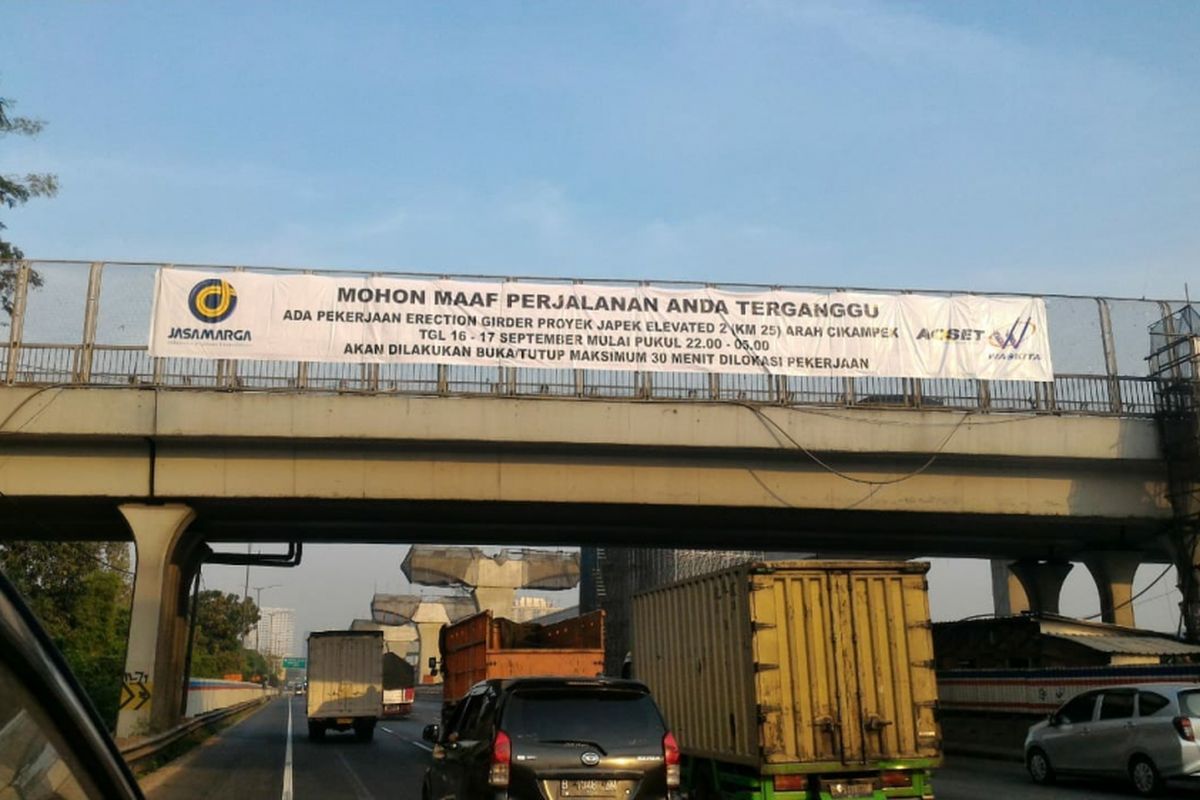 Pemberitahuan soal pekerjaan konstruksi yang akan menyebabkan buka/tutup jalur di Japek.