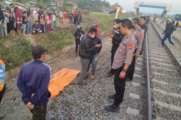 Seorang Ayah dan Anak menabrakkan diri ke kereta Jurusan Surabaya-Bandung yang melintas di lintasan Kampung Ciherang, Kecamatan Rancaekek, Kamis (11/8/2022)
