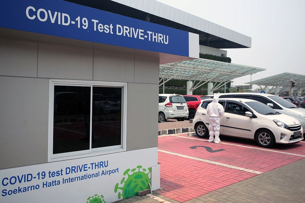 Petugas kesehatan melayani tes usap Polymerase Chain Reaction (PCR) secara Drive Thru di Terminal 3, Bandara Soekarno Hatta, Tangerang, Banten, Selasa (26/10/2021). Presiden Joko Widodo meminta tarif tes PCR diturunkan menjadi Rp300 ribu dan berlaku selama 3 x 24 jam untuk penumpang pesawat, menyusul adanya kewajiban tes PCR bagi pengguna pesawat udara. ANTARA FOTO/Muhammad Iqbal/wsj.