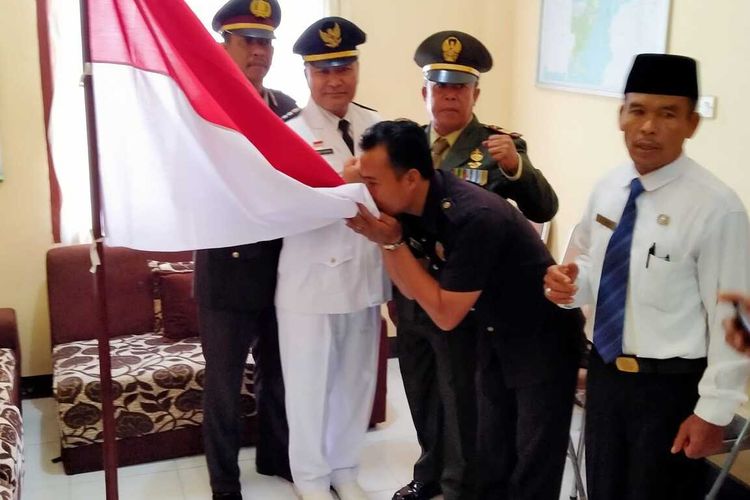 Zulkarnaen mencium sang merah putih usai mengikuti upacara bender 17 Agustus 2022 di Kecamatan Keruak. dan mendapat apreasiasi dari berbagi pihak.