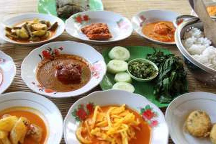 Berbagai jenis makanan khas Bengkulu di Rumah Makan Inga Raya. 