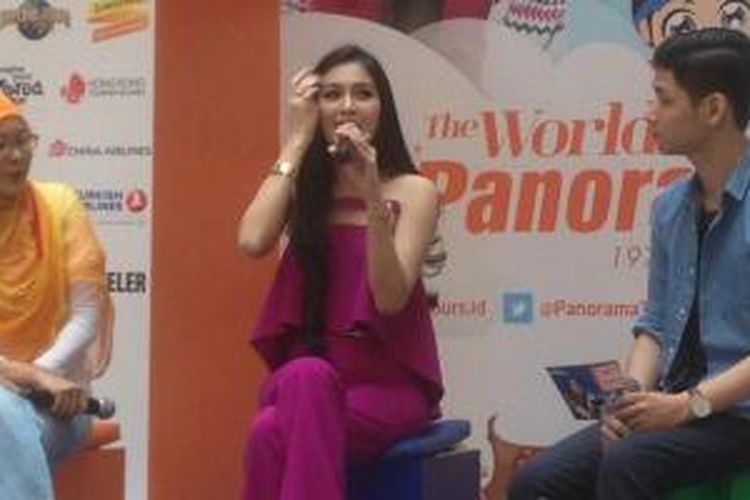 Sandra Dewi memberikan tips dan kelebihan wisata tur dalam talkshow World of Panorama (WoP) - Travel Shiok! di Plaza Senayan, Jakarta, Minggu (20/9/2015). 