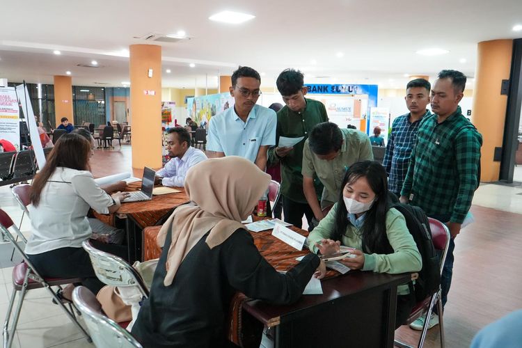 Pemerintah Kota (Pemkot) Medan melalui Dinas Ketenagakerjaan (Disnaker) Kota Medan menggelar Job Fair Mini secara bergiliran di setiap kecamatan untuk mengoptimalkan penyerapan tenaga kerja dan mengurangi angka pengangguran di Kota Medan.