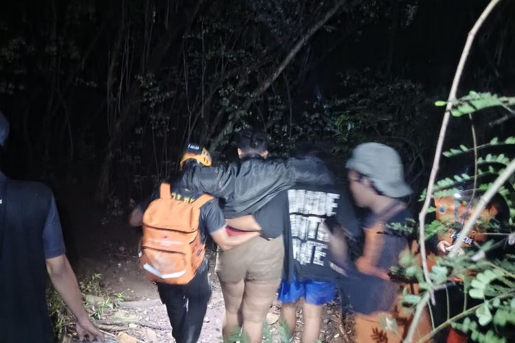 Petugas SAR mengevakuasi pendaki yang cidera saat pendakian Gunung Klotok, Kota Kediri, Jawa Timur, Senin (9/6/2025).