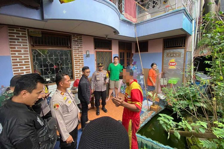 Polisi mendatangi pemilik bengkel yang diduga getok harga jasa ganti ban serep di Puncak Bogor, Jawa Barat, Sabtu (13/4/2024)