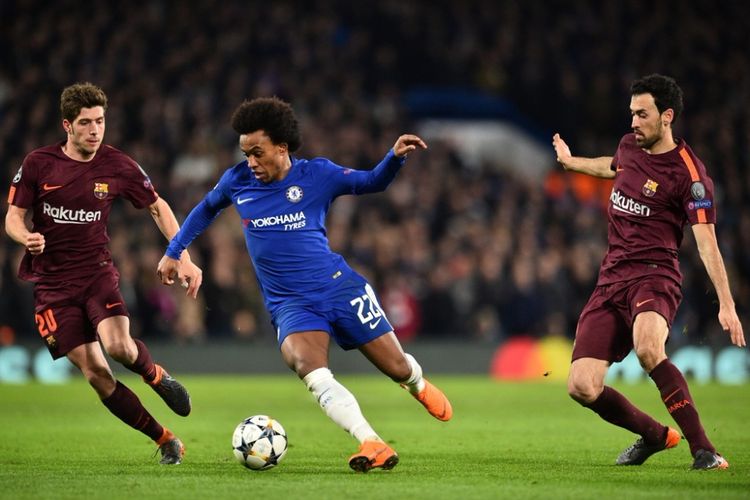 Gelandang Chelsea, Willian (tengah), mendapat penjagaan dari pemain FC Barcelona, Sergi Roberto (kiri) dan Sergio Busquets, dalam laga leg pertama babak 16 besar Liga Champions di Stadion Stamford Bridge, London, Inggris, pada 20 Februari 2018. GLYN KIRK/AFP