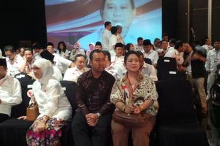 Mantan istri calon presiden Prabowo Subianto, Titiek Soeharto (kanan), dan anak mereka, Didit Hediprasetyo (dua dari kanan), menghadiri debat antar-calon presiden yang digelar Komisi Pemilihan Umum (KPU), Minggu (15/6/2014) malam.