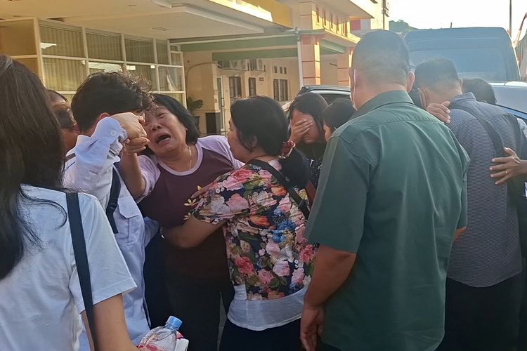 Polisi Gugur Saat Gerebek Bandar Sabu di Katingan, Tangis Histeris Keluarga Sambut Jenazah