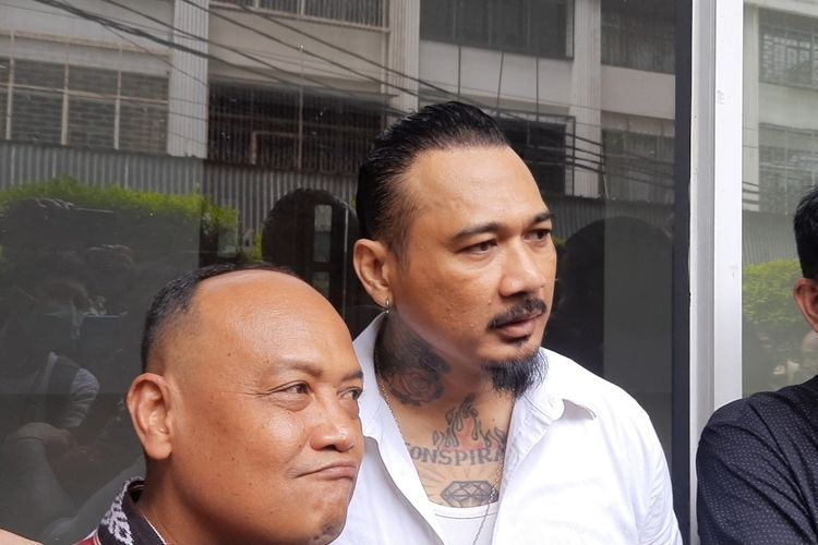 Terdakwa musisi I Gede Aryatisna alias Jerinx kembali hadir untuk menjalani sidang lanjutan kasus dugaan pengancaman atas pegiat media sosial Adam Deni pada Rabu (2/2/2022) di PN Jakarta Pusat. 