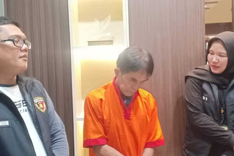Tersangka Ahmad Jais (54) saat berada di Polrestabes Palembang lantaran dijadikan tersangka atas kasus penganiayaan istri kedua, Selasa (12/3/2024).