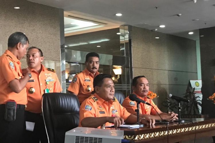 Konferensi pers soal Lion Air yang jatuh di Kantor Basarnas, Kemayoran, Jakarta Pusat, Senin (29/10/2018). 
