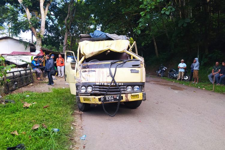 Polisi melakukan olah TKP kecelakaan maut truk rombongan peziarah di Jalan Raya Saguling, Kampung Saleos, Desa Saguling, Kecamatan Saguling, Kabupaten Bandung Barat (KBB), Jawa Barat pada Jumat (26/1/2024).