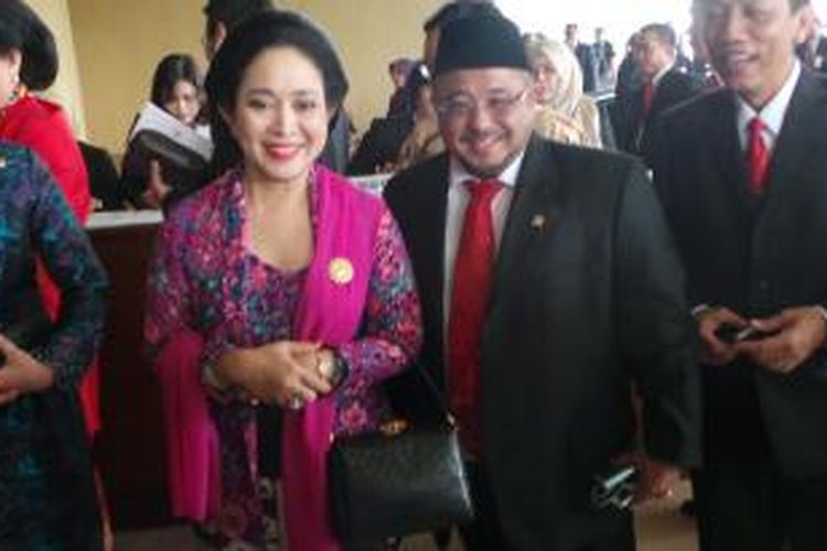 Politisi Partai Golkar Titiek Soeharto bersama politisi PKS Abubakar Al-Habsy saat datang ke acara pelantikan DPR/DPD/MPR, Rabu (1/10/2014).
